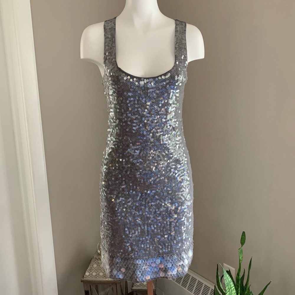 🆕 SIGNATURE sleeveless sequin dress